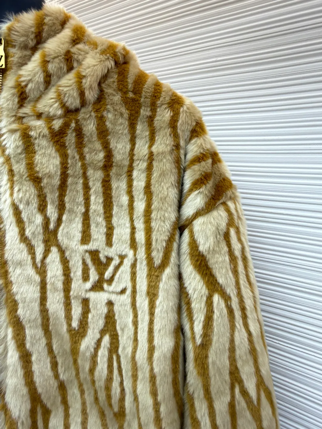 LOUIS VUITTON SKI ski series EPI suede hooded tunic jacket ●Original version: purchased and developed by 18109 ●Item number: 1681988-B60 ●Fabric: nylon fabric ●Technology: Positioning cutting machine ●Color: Khaki ●Version: Fitted version ●Weight: about 1140 grams ●Size: S-M-L-XL ●Description: EPI suede hooded tunic jacket. This hooded tunic jacket is made of soft faux fur suede fabric embellished with Epi leather. It pays tribute to the brand's leather goods heritage. The elegant pattern incorporating Momlgram elements and the handwritten Vuitton logo on the back outline the three-dimensional texture. The casual configuration is suitable for happily gathering with friends after playing in the snow. Main fabric: Base fabric: 100% polyester, plush, acrylic, modified acrylic, lining: 100% nylon, full-width product logo pattern, imitation fur suede fabric for a three-dimensional effect. The overall wiring is straight and delicate, the fabric is comfortable and soft, and the color is consistent without color difference. It can be matched with the same style to create a fashionable look and control various occasions. Customized accessories, complete with three standards, same style for men and women!